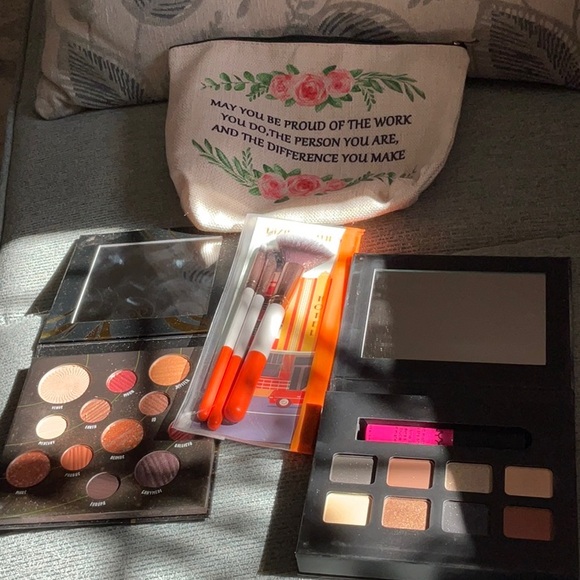 Makeup Bundle:  Brushes, Eyeshadow and small zippered bag NEVER USED - Picture 1 of 11